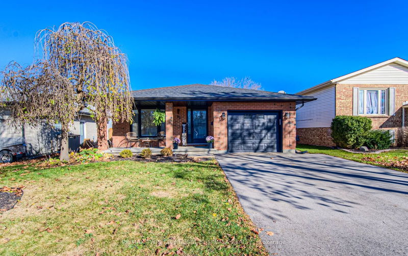 home for sale on 82 Oakhurst Crescent