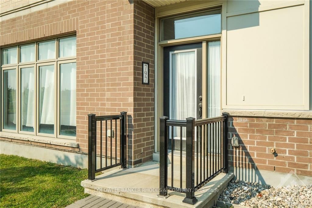 Townhouse sold at 797 MIKINAK Road, Manor Park - Cardinal Glen and Area, 3104 - CFB Rockcliffe and Area, K1K 4Z9 - MLS: X10430042