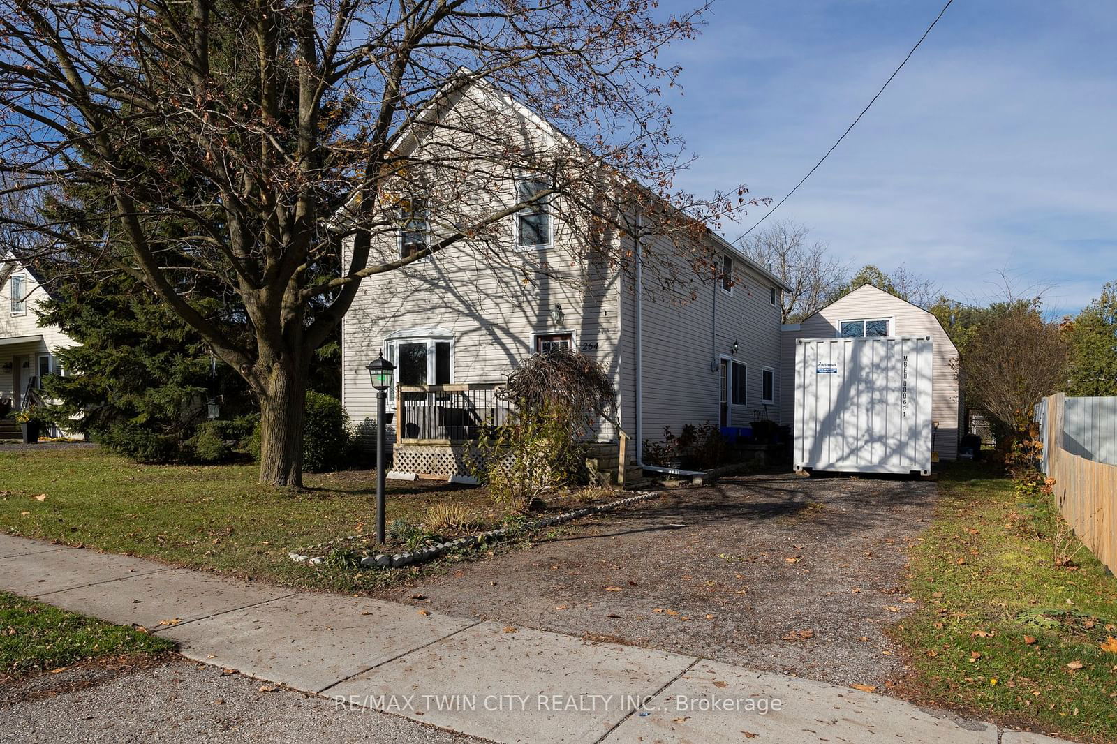 Building in 264 OAKLAND Road