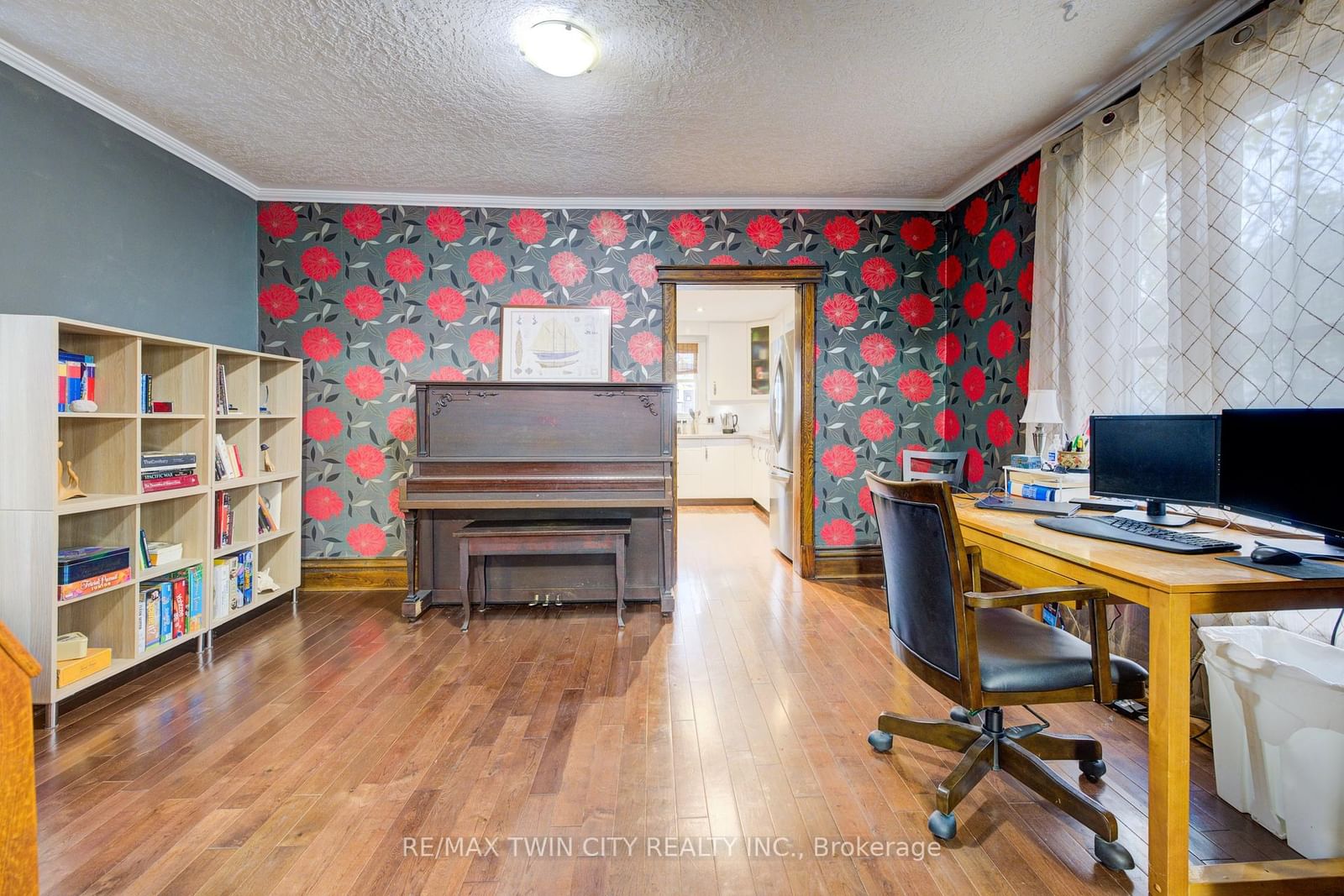 Listing Image 9