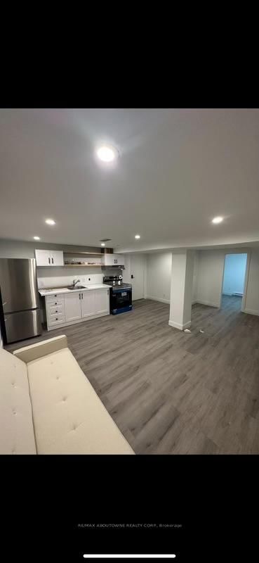 home for lease on lower-66 Wellington Street S