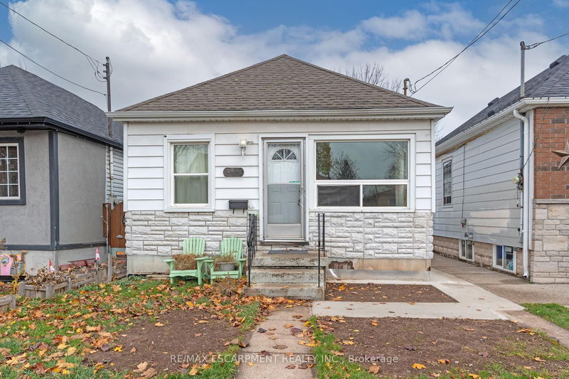 home for lease on 289 Roxborough Avenue N