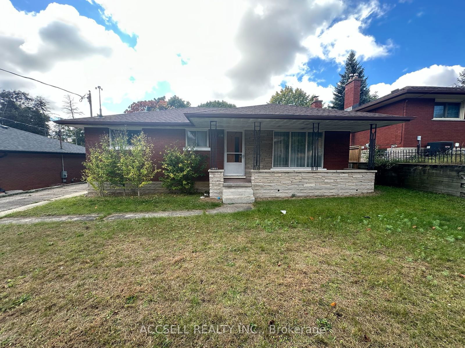 Detached House sold at 227 Dixon Street, Kitchener, N2G 3E8 - MLS: X11243283