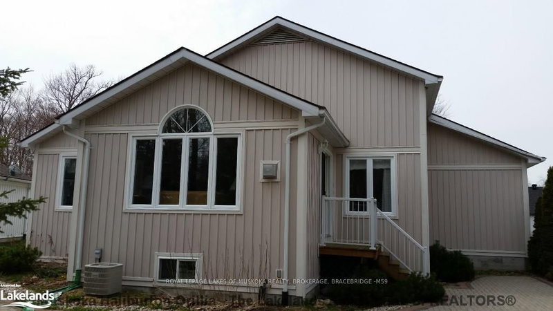 102 PINERIDGE Gate, Gravenhurst, P1P 1Z2 | Image 2