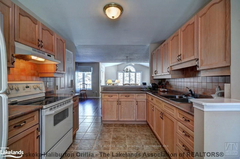 102 PINERIDGE Gate, Gravenhurst, P1P 1Z2 | Image 3