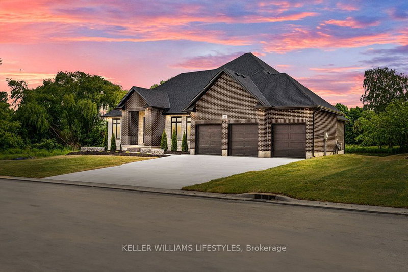 52 EAST GLEN Dr, Lambton Shores, N0M 1B0 | Image 2