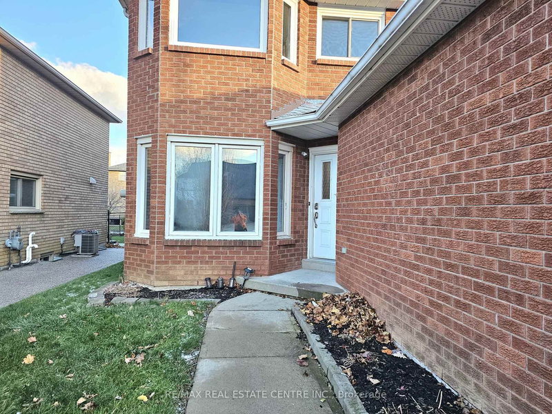 486 Dicenzo Dr, Hamilton, L9B 2C4 | Image 2