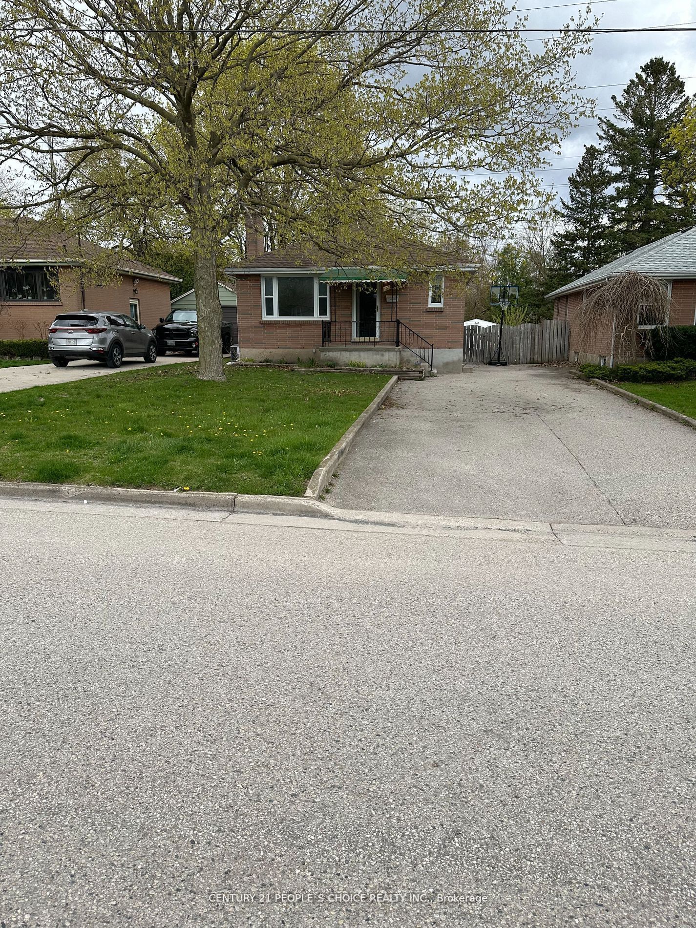 Building in 156 Ellsworth Crescent