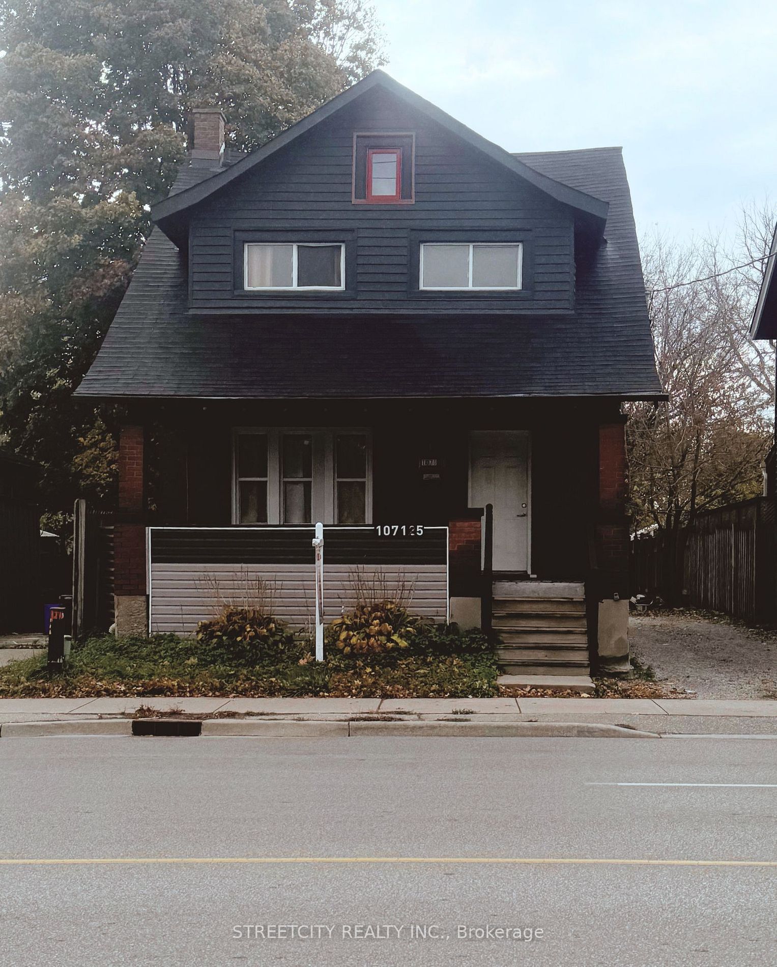 Building in 1071.5 Florence Street