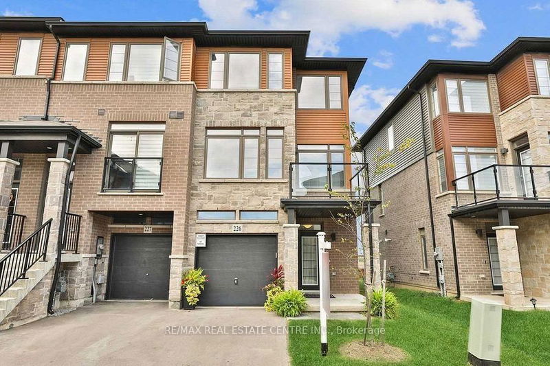 home for lease on 226-30 Times Square Boulevard