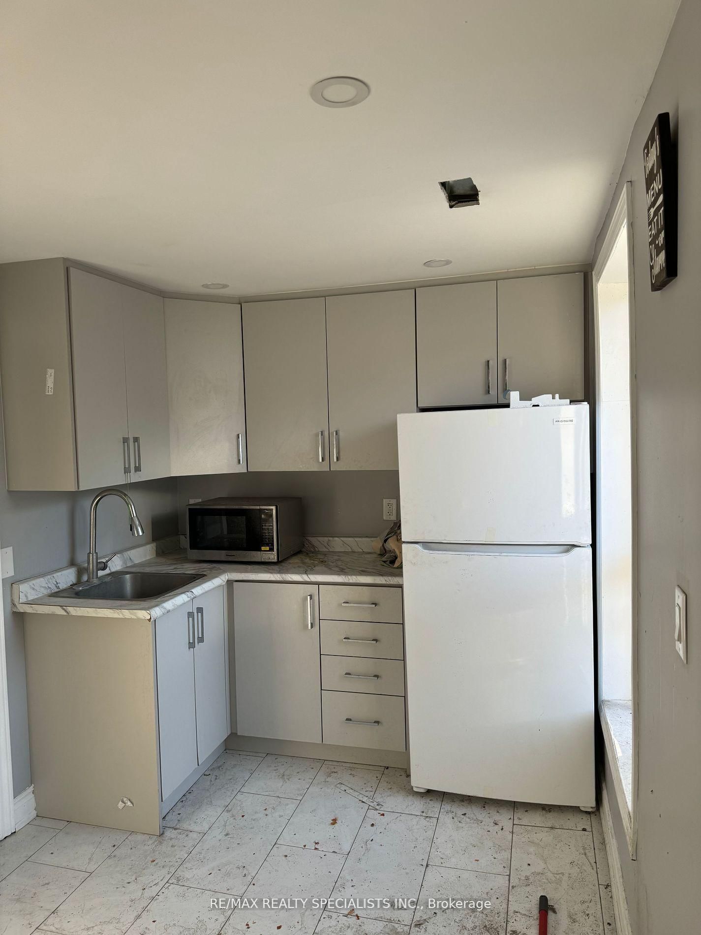 Store W/Apt/Office sold at 25 Park Hill Road, Cambridge, N1S 1C8 - MLS: X11886861