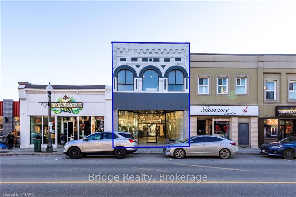 Building in 516 DUNDAS Street