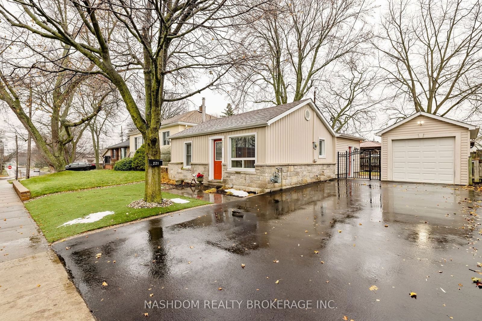 Detached House sold at 221 West 19th Street, Hamilton, Buchanan, L9C 4J3 - MLS: X11888251