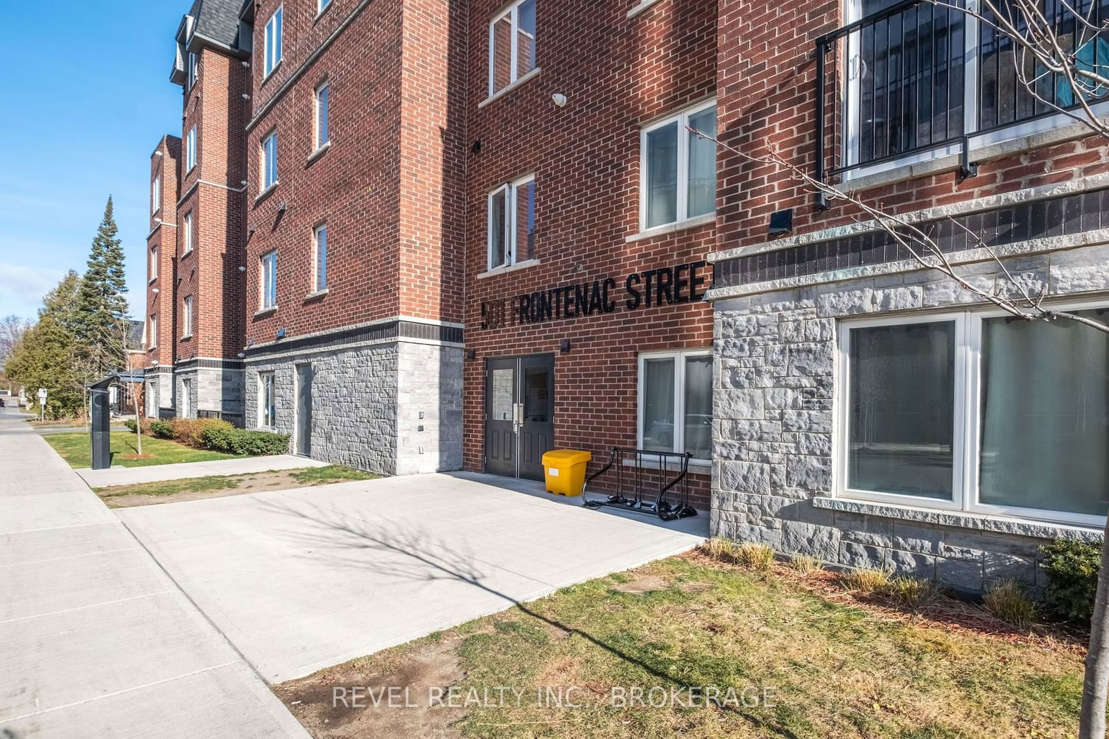 Condo sold at 220-501 Frontenac Street, Kingston, East of Sir John A. Blvd, K7K 4L9 - MLS: X11889202