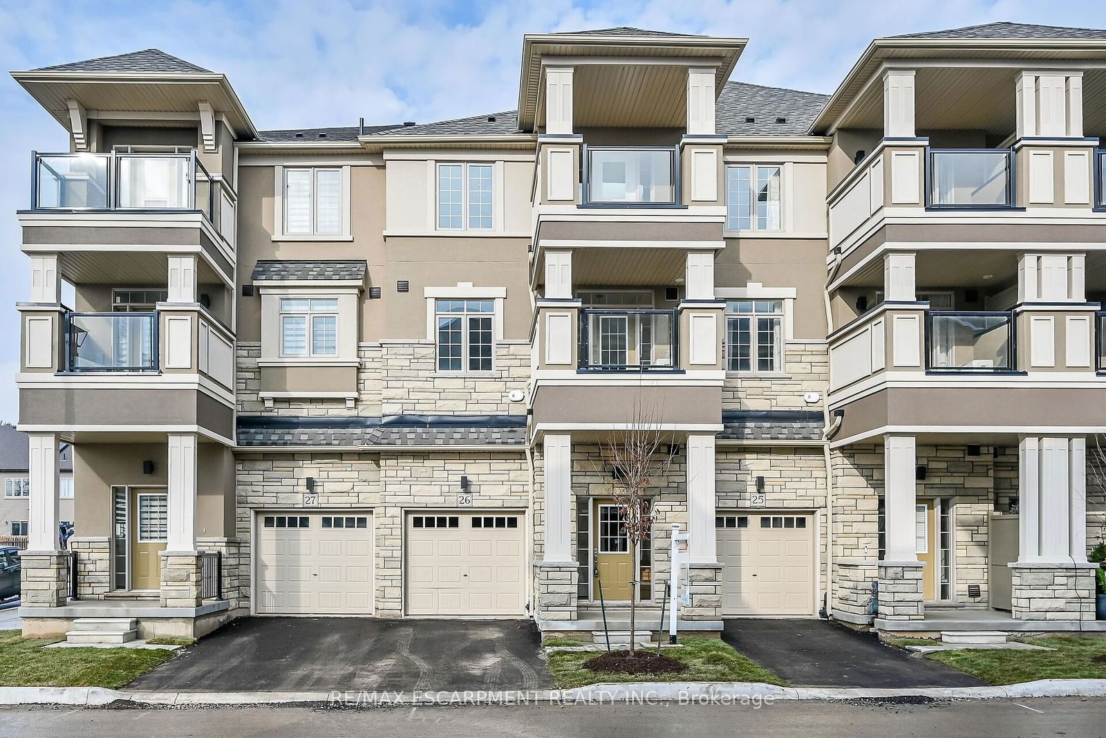 Townhouse sold at 26-305 Garner Road, Hamilton, Ancaster, L9G 3K9 - MLS: X11889408