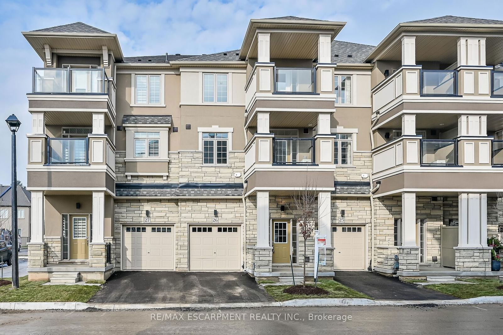 Townhouse sold at 26-305 Garner Road, Hamilton, Ancaster, L9G 3K9 - MLS: X11889408