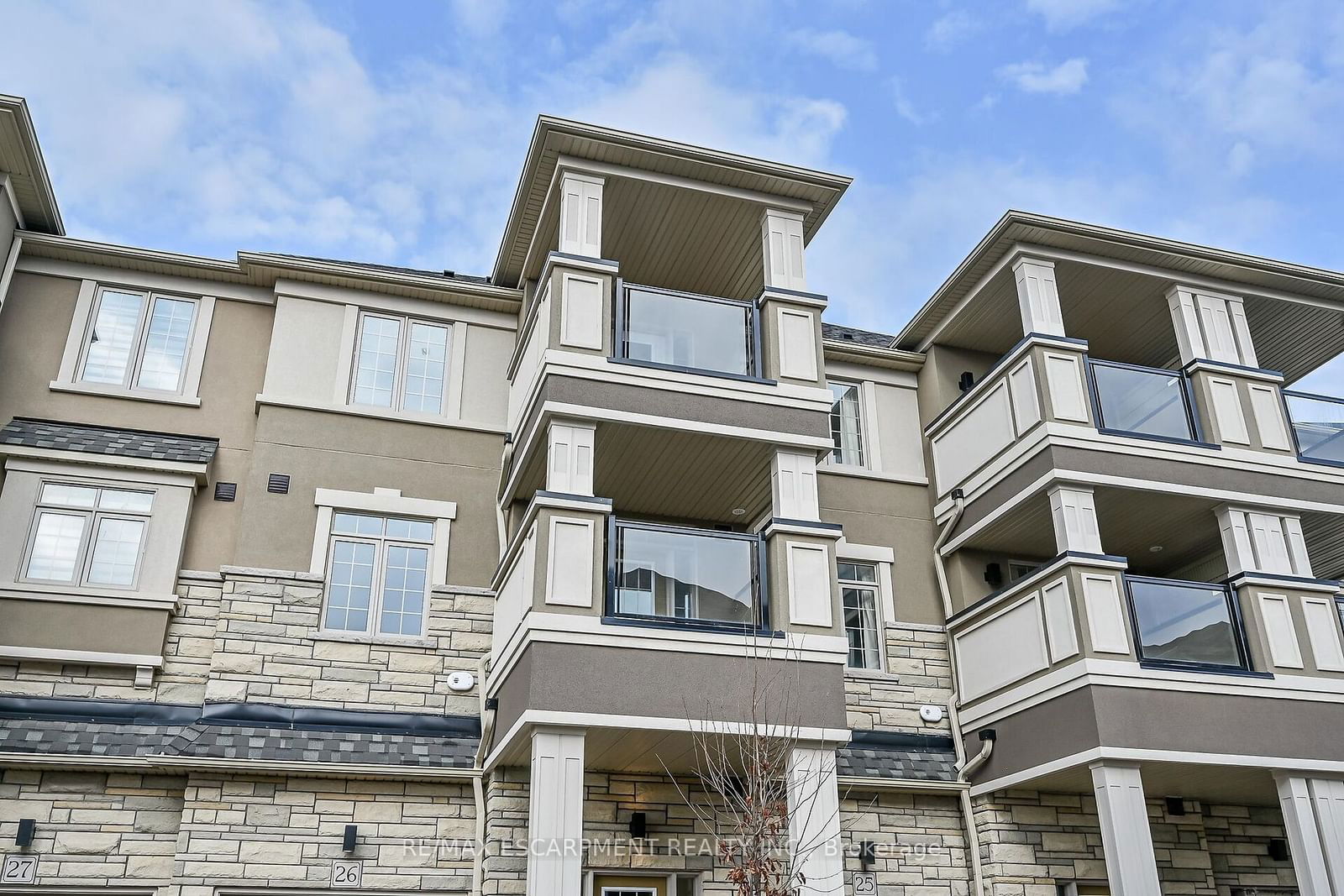 Townhouse sold at 26-305 Garner Road, Hamilton, Ancaster, L9G 3K9 - MLS: X11889408