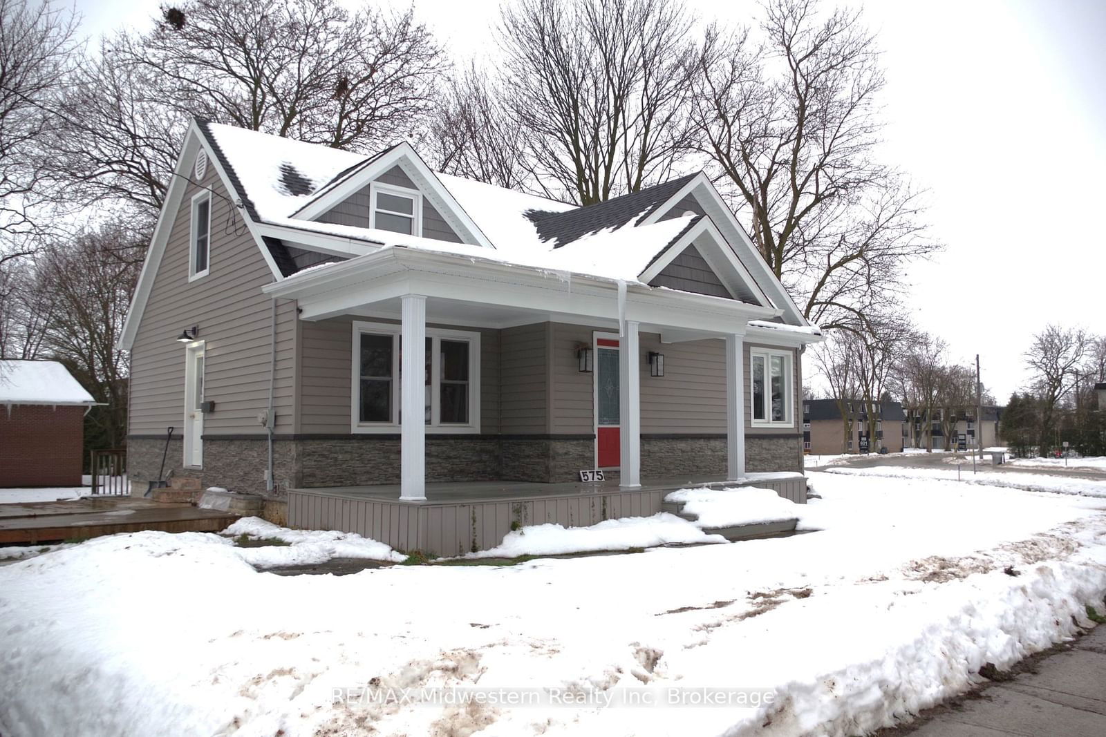 Building in 575 Barber Avenue