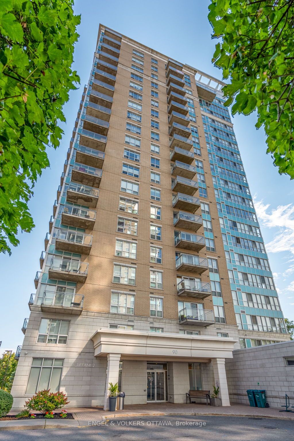 Condo sold at 1704-90 LANDRY Street, Vanier and Kingsview Park, 3402 - Vanier, K1L 0A9 - MLS: X11893810