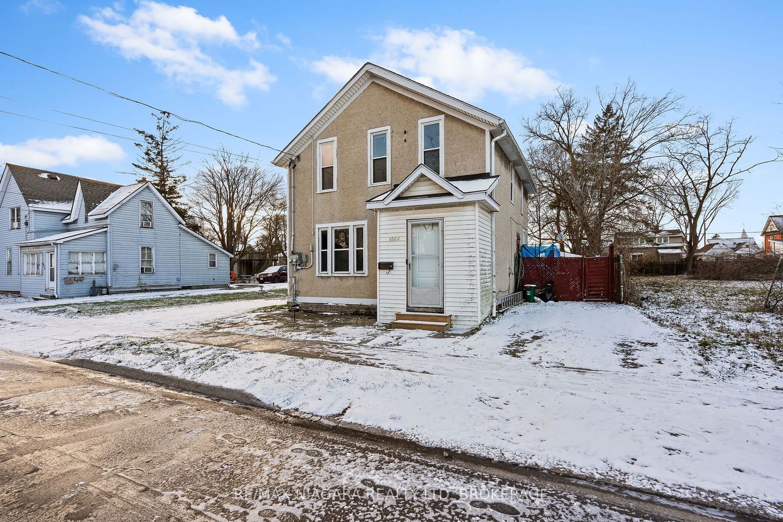 Semi-Detached House sold at 698 King Street, Port Colborne, L3K 4J2 - MLS: X11895402