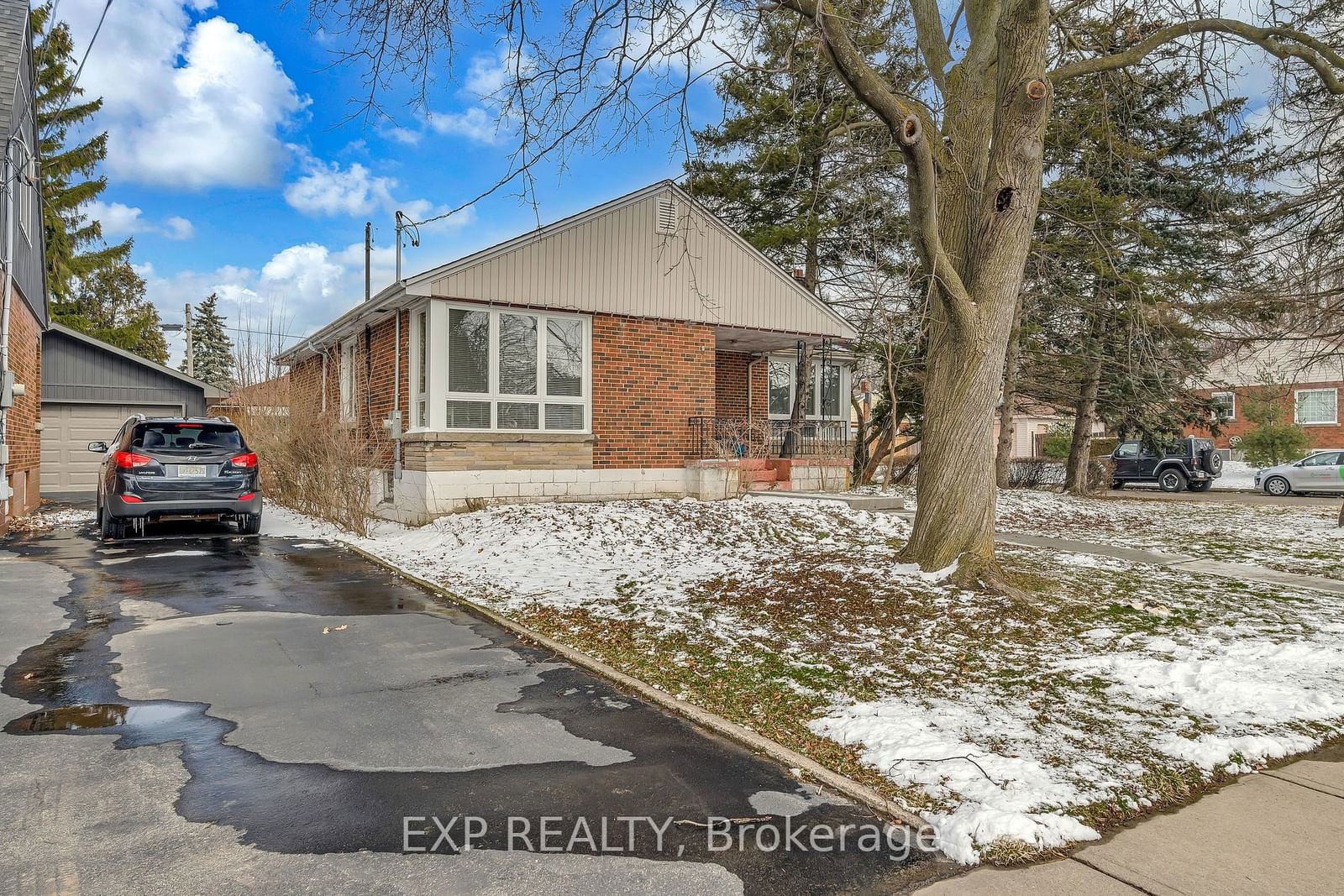 Building in 9 Mulock Avenue