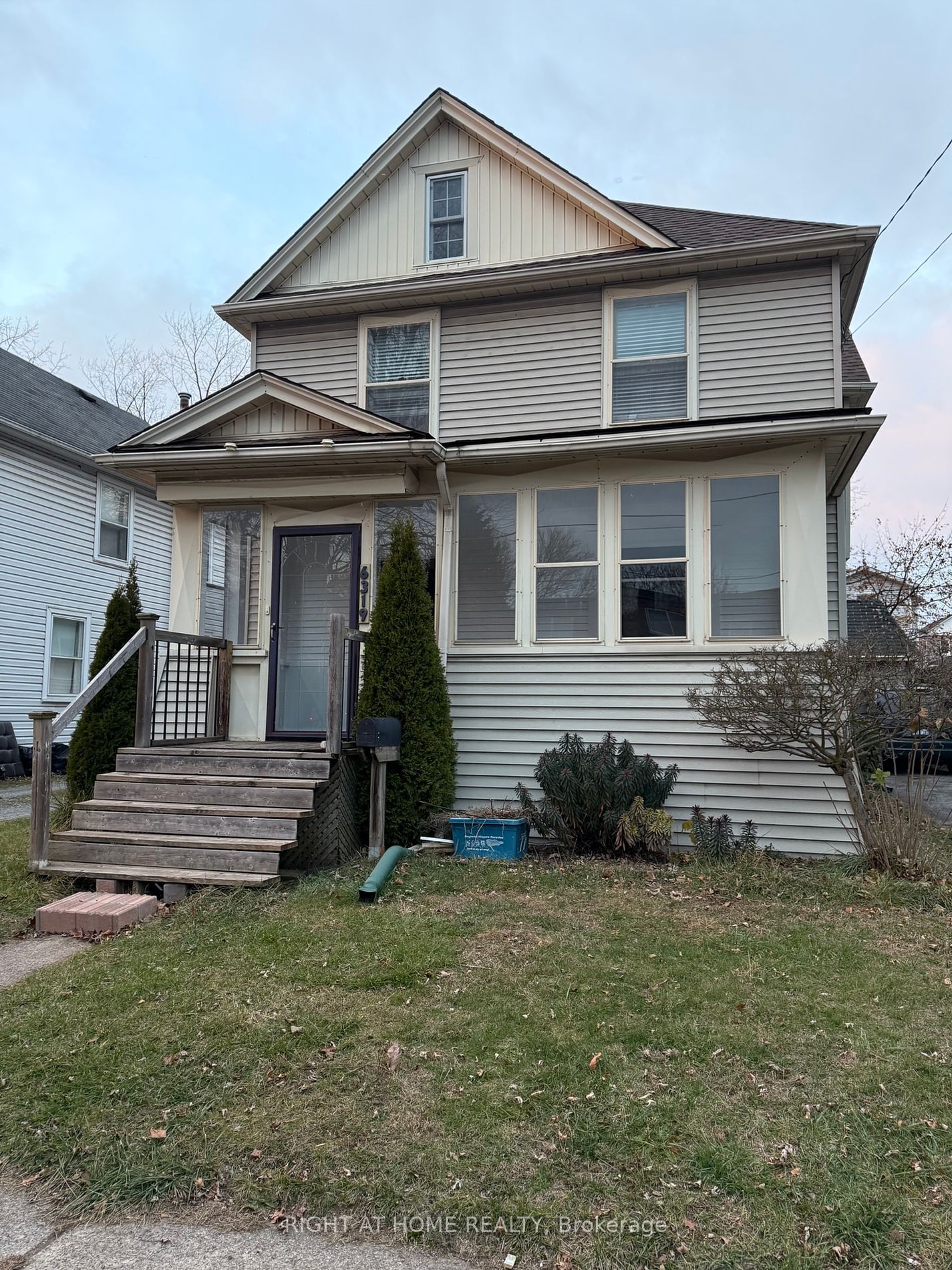 Detached House leased at 6319 Barker Street, Niagara Falls, 216 - Dorchester, L2G 1Y6 - MLS: X11897606