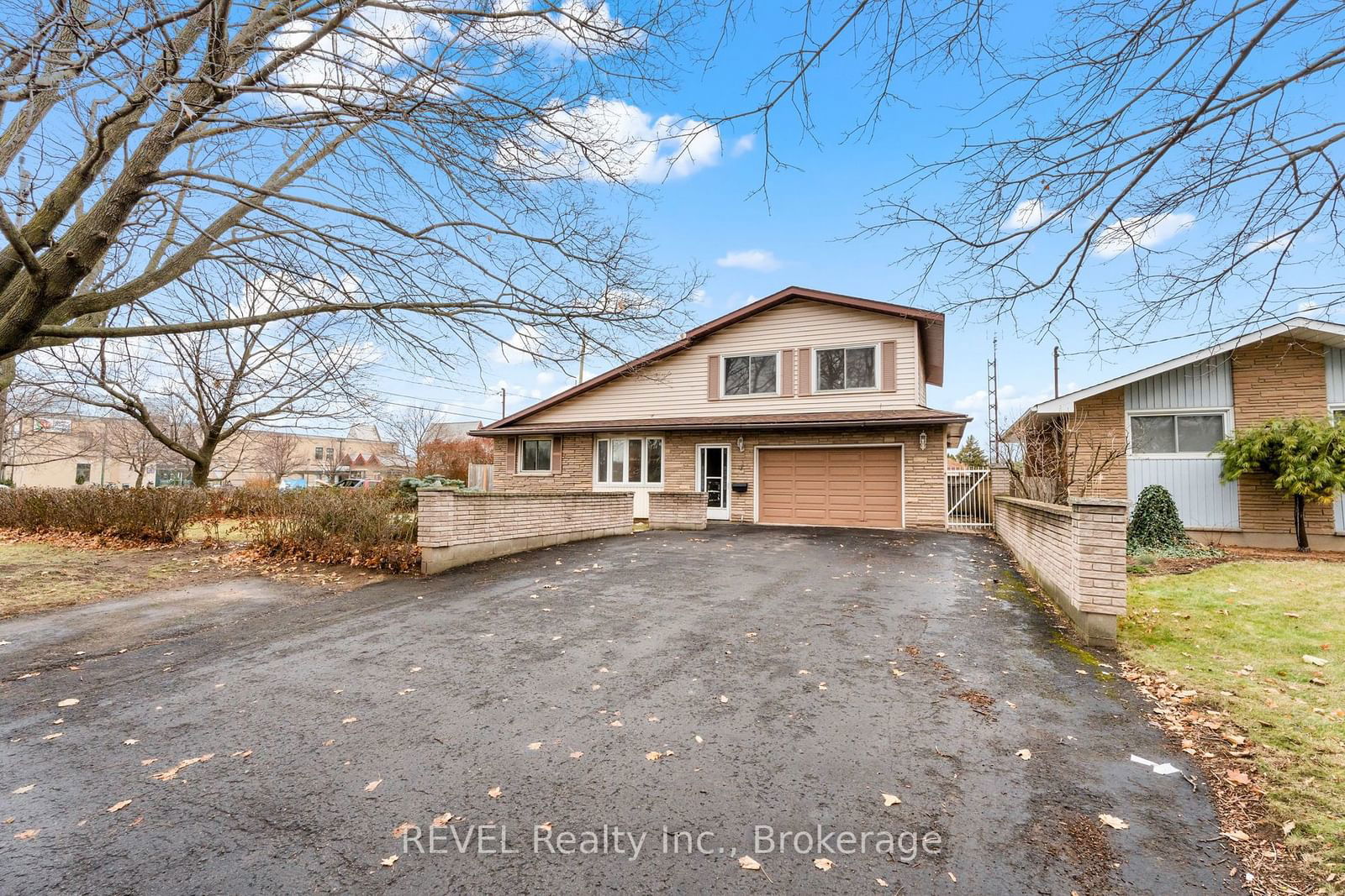 Detached House sold at 1 Prince Edward Drive, St. Catharines, 443 - Lakeport, L2N 3G9 - MLS: X11898078