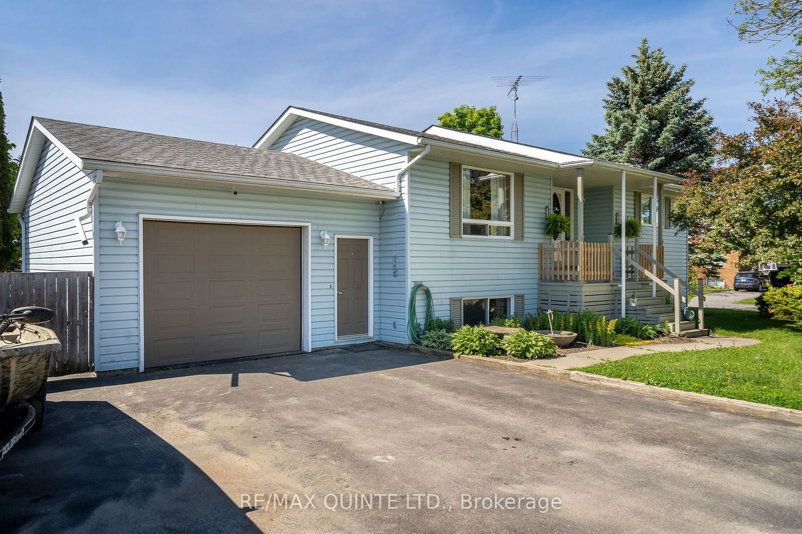 Building at 16 Harbourview Crescent, Prince Edward County, Wellington