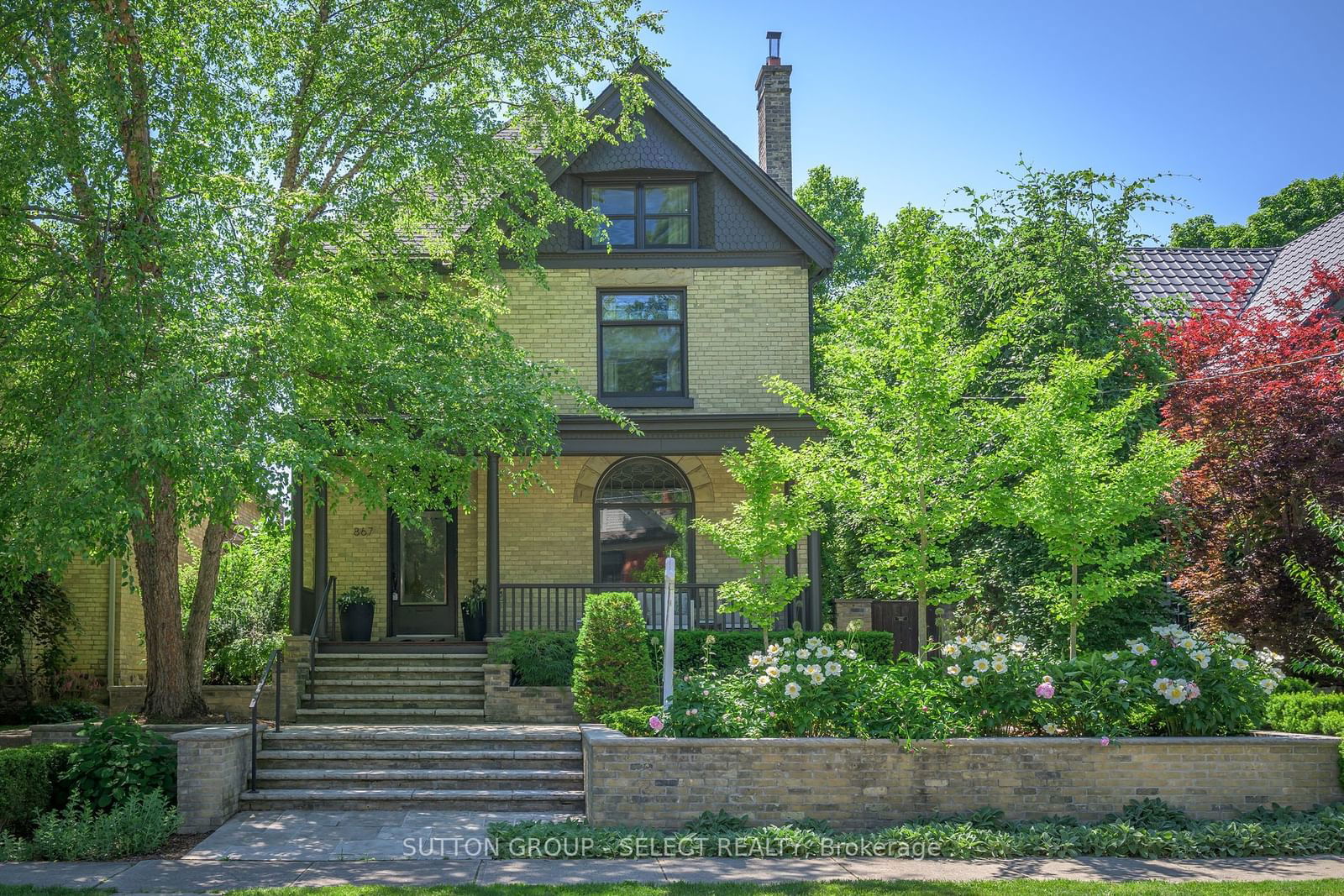 Building in 867 Hellmuth Avenue