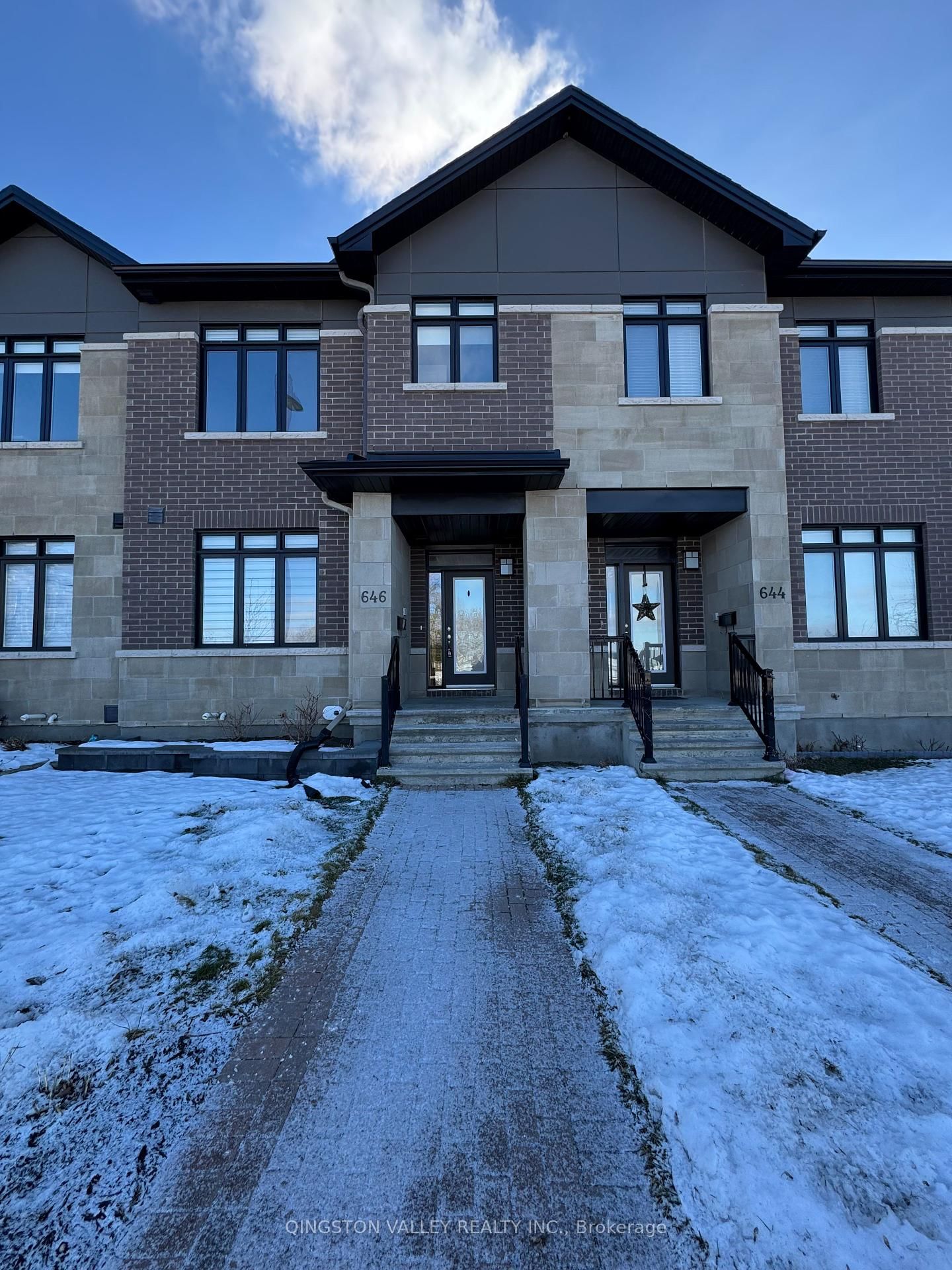 Townhouse leased at 646 Mikinak Road, Manor Park - Cardinal Glen and Area, 3104 - CFB Rockcliffe and Area, K1K 2G8 - MLS: X11899655