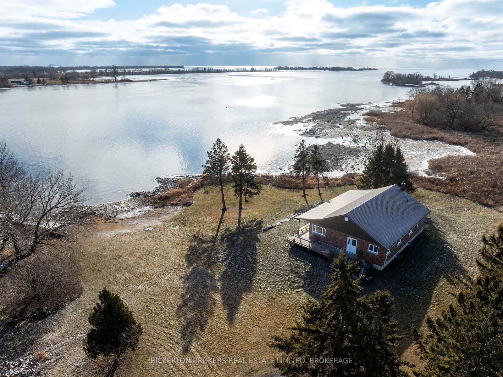 Building at 1125 Nine Mile Point Road, Frontenac Islands, The Islands