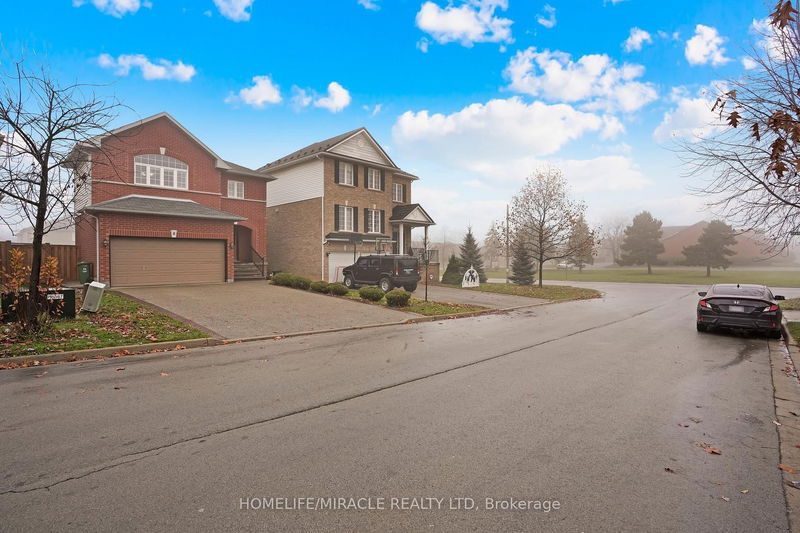 home for lease on 8 Meadow Wood Crescent