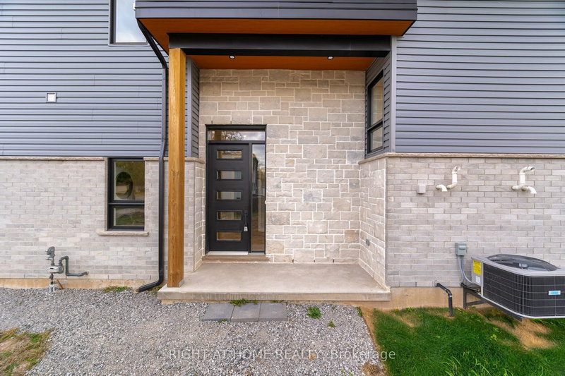 7934 Woodbine St, Niagara Falls, L2H 1C6 | Image 2