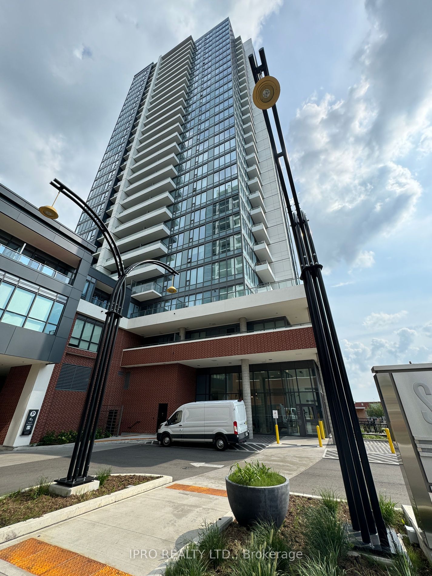 Condo leased at 211-15 Wellington Street, Kitchener, N2G 0E4 - MLS: X11902828