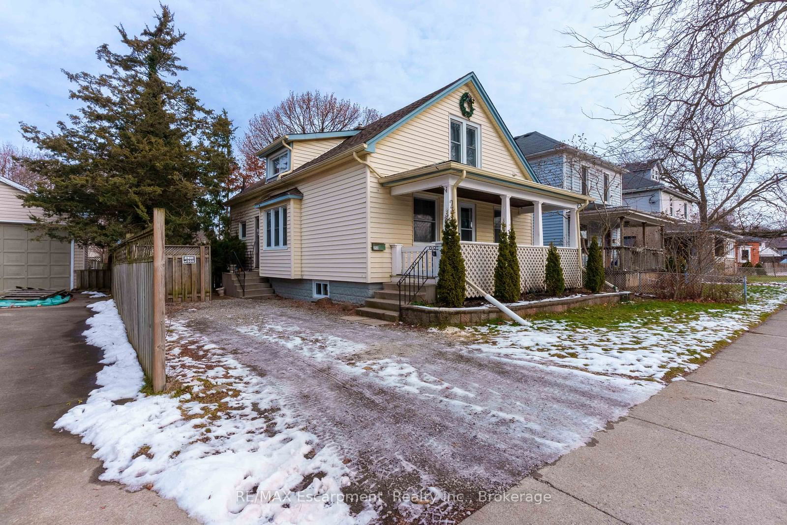 Detached House for sale at 253 Russell Avenue, St. Catharines, 451 - Downtown, L2R 1X1 - MLS: X11903935