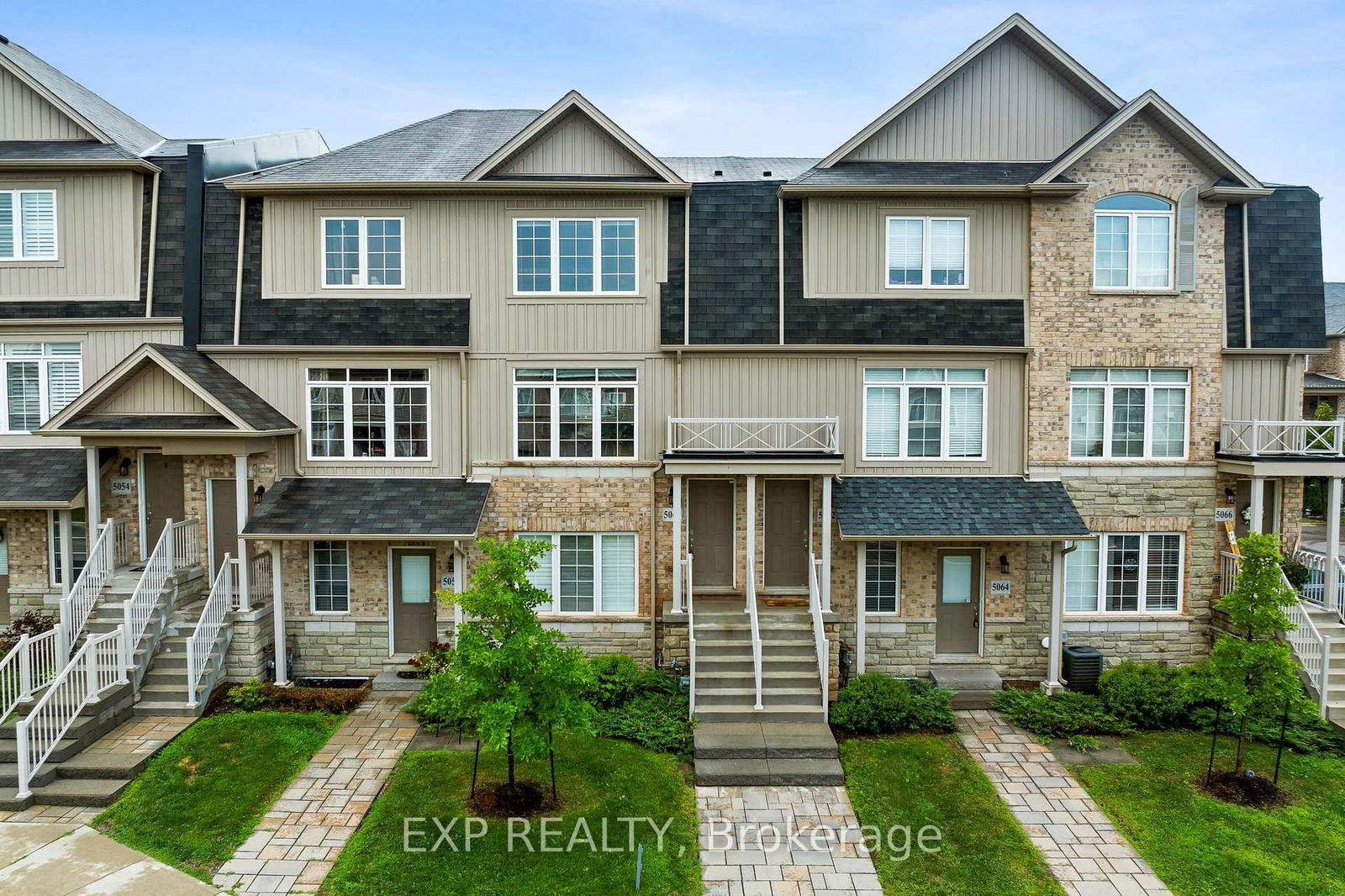 Townhouse sold at 5060 Serena Drive, Lincoln, Beamsville, L0R 1B2 - MLS: X11904497