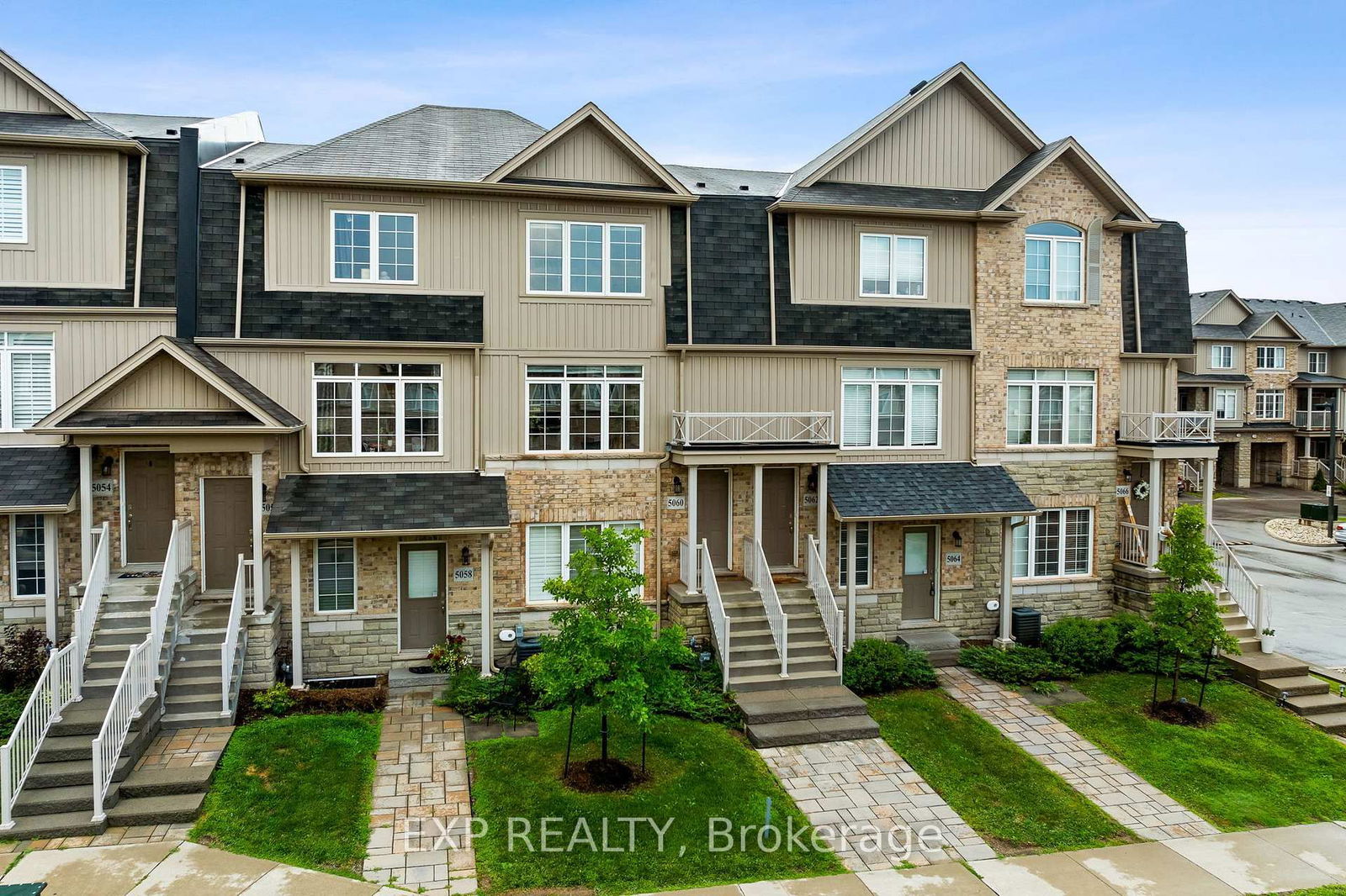 Townhouse sold at 5060 Serena Drive, Lincoln, Beamsville, L0R 1B2 - MLS: X11904497