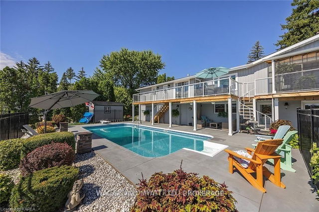 372 DUNDAS Street