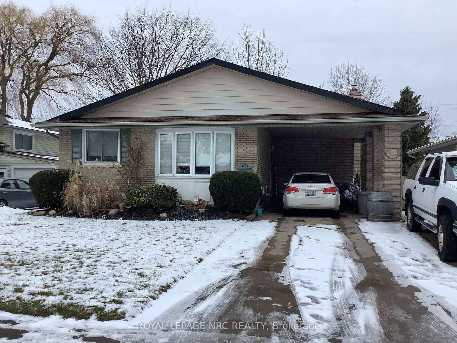 Building at 5811 Hillcrest Crescent, Niagara Falls, Church's Lane