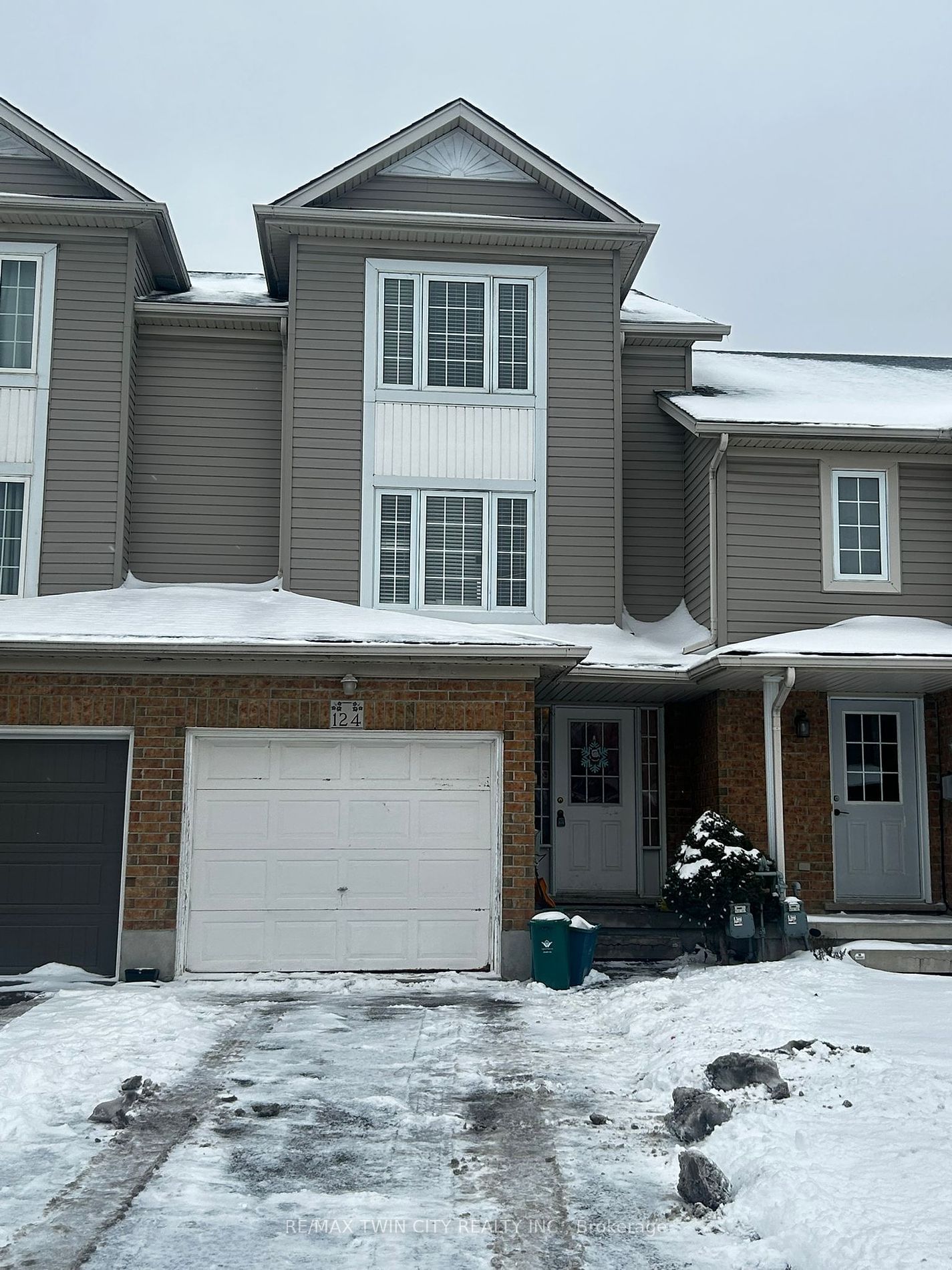 Townhouse leased at 124 Donnenwerth Drive, Kitchener, N2E 4C8 - MLS: X11911465