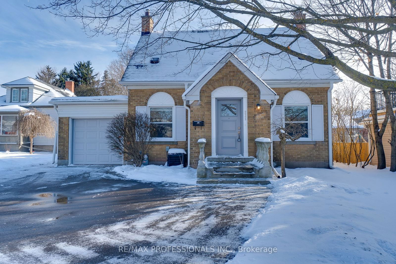 Detached House sold at 225 Bridgeport Road, Waterloo, N2J 2K7 - MLS: X11911893