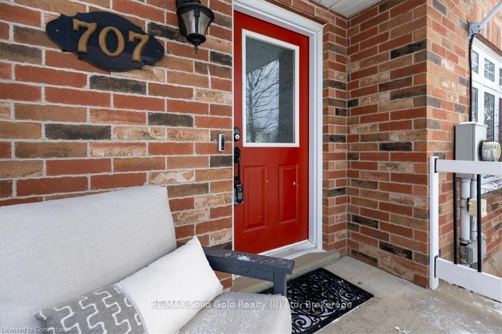 Townhouse sold at 707 Brandenburg Boulevard, Waterloo, N2T 2V4 - MLS: X11914339