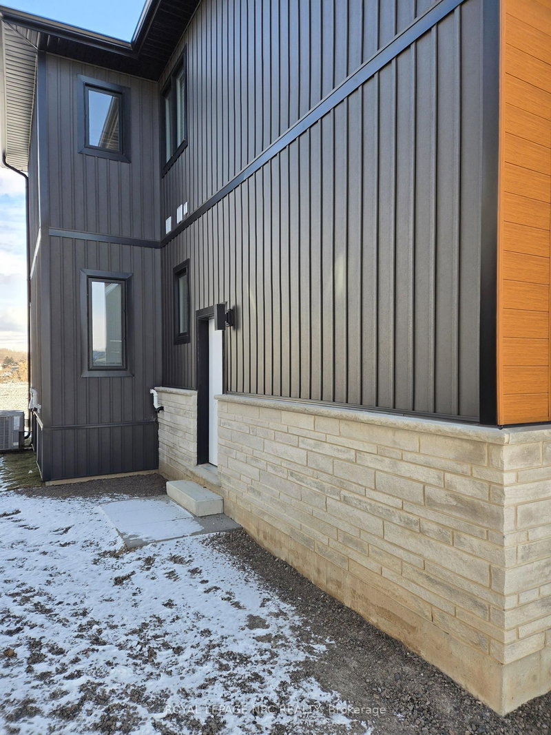 Lower - 7392 Splendour Dr, Niagara Falls, L2H 3V8 | Image 2