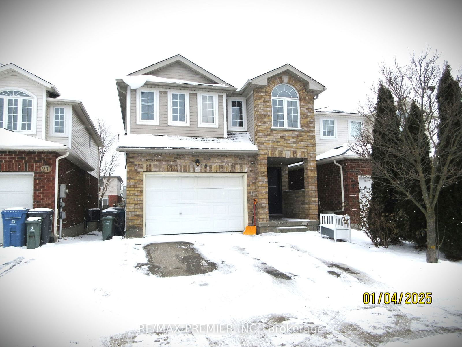 Detached House sold at 19 Gosling Gdns, Guelph, Clairfields, N1G 5H5 - MLS: X11916121