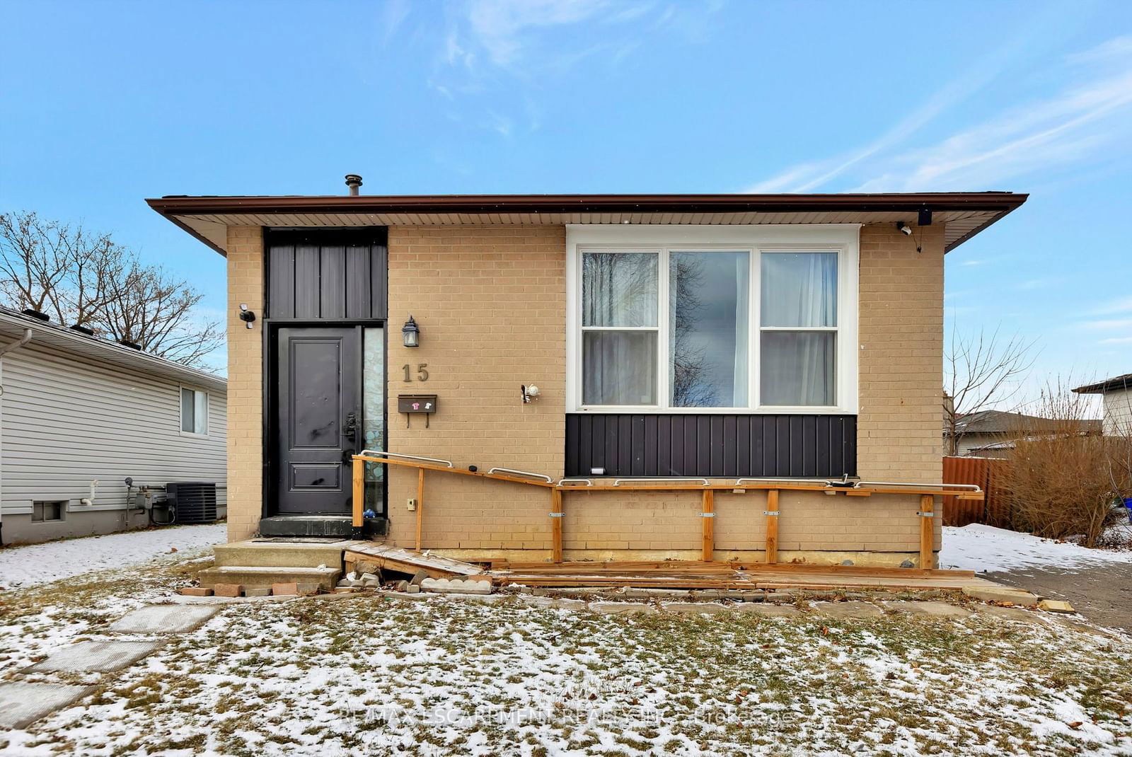 Detached House sold at 15 Mellenby Street, Hamilton, Stoney Creek, L8J 1E6 - MLS: X11916289