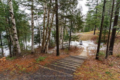 Unit V15  W9 — 1020 Birch Glen Rd, Lake of Bays - Mclean image-0-4