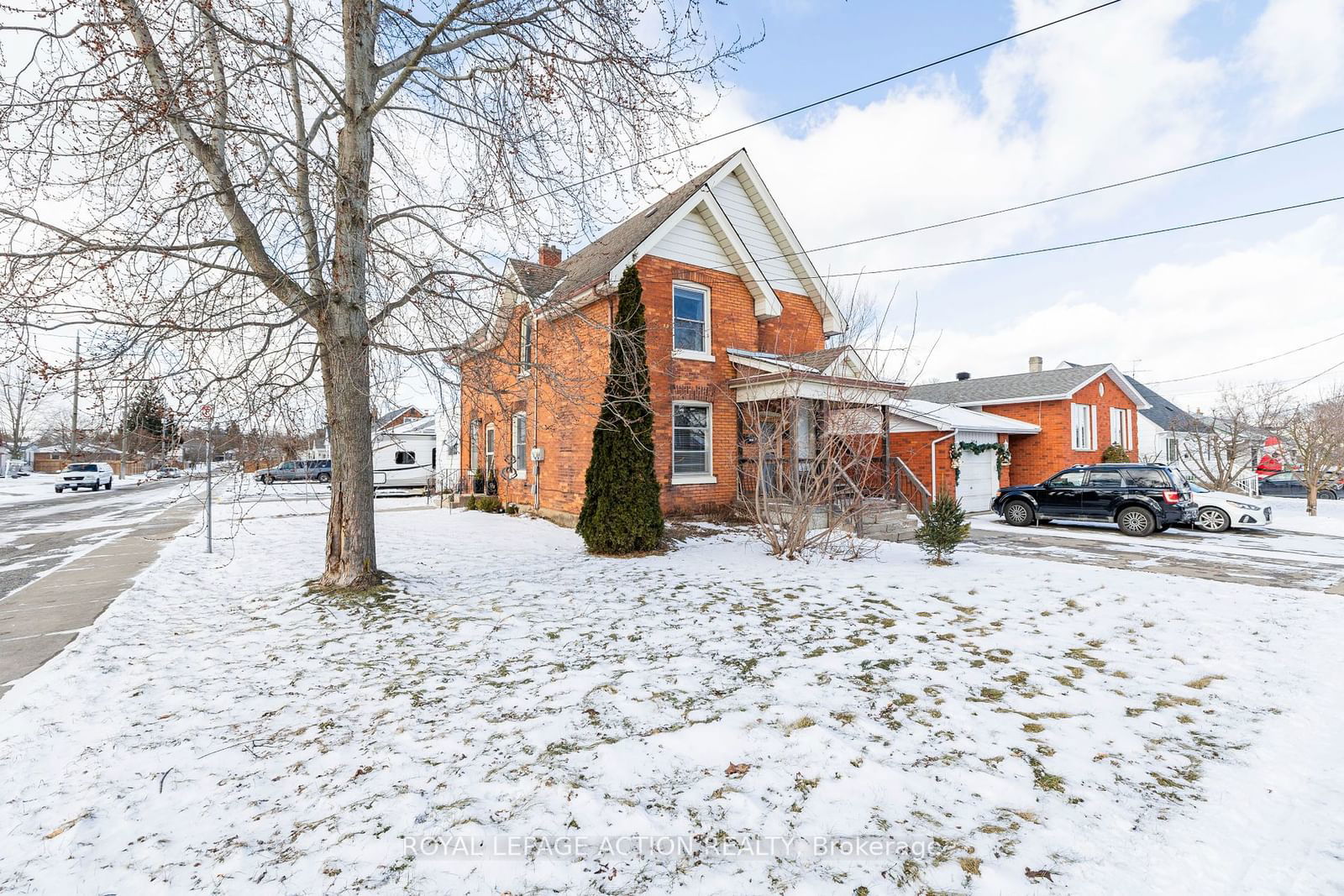 Semi-Detached House sold at 232 Sydenham Street, Brantford, N3R 3Z8 - MLS: X11917990