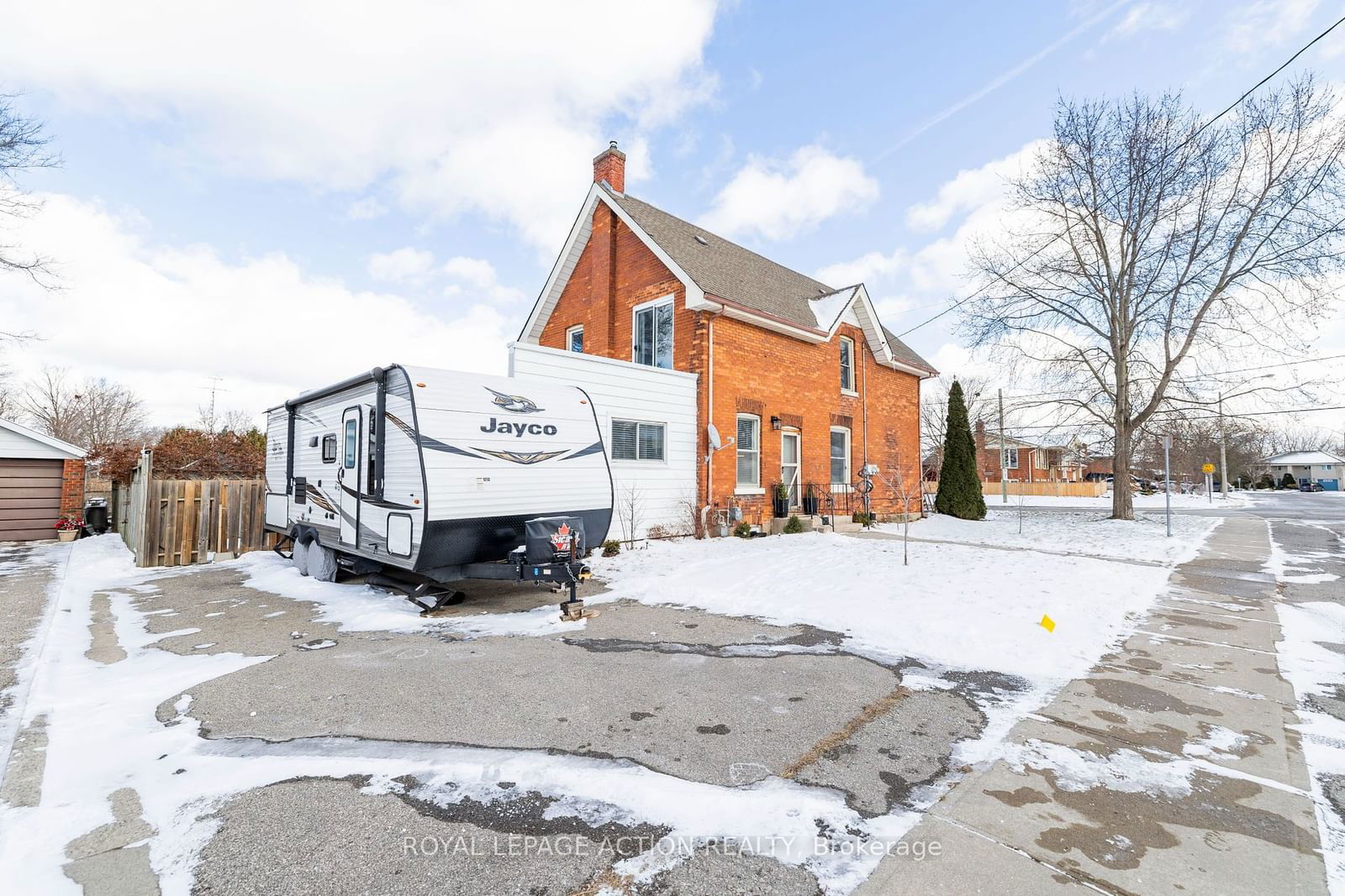 Semi-Detached House sold at 232 Sydenham Street, Brantford, N3R 3Z8 - MLS: X11917990