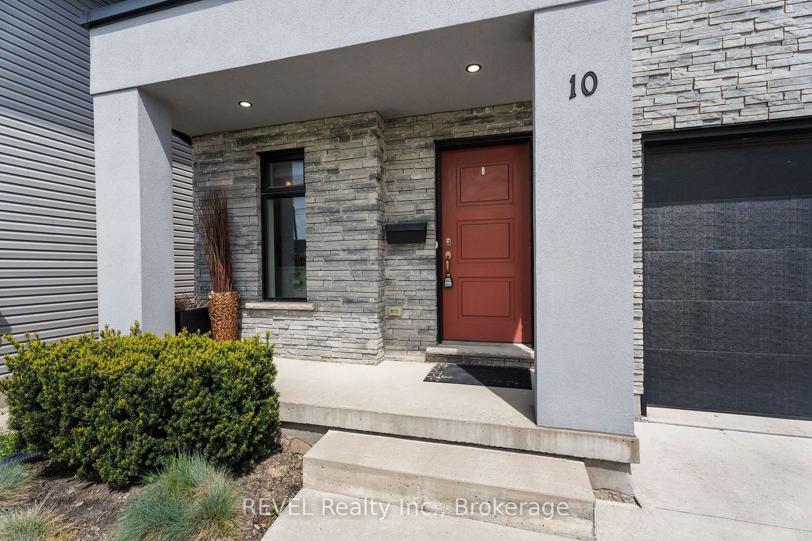 Detached House for sale at 10 Leeson Street, St. Catharines, 460 - Burleigh Hill, L2T 2R1 - MLS: X11918206