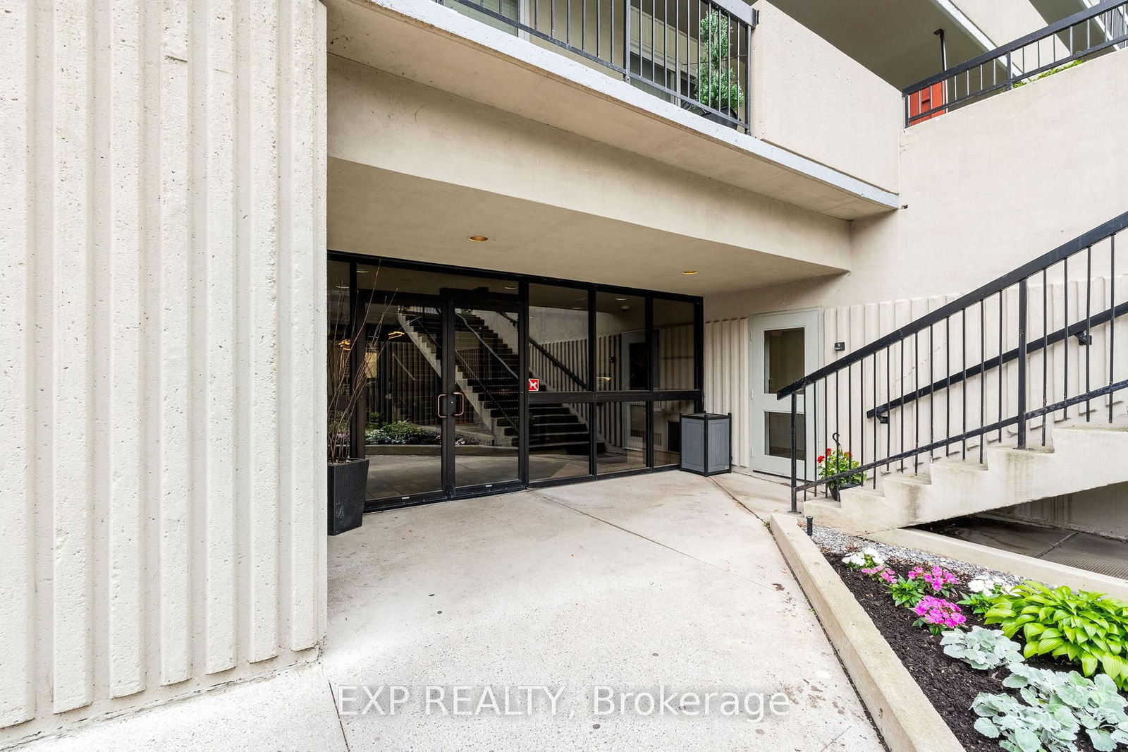 Condo leased at 709-158C McArthur Avenue, Vanier and Kingsview Park, 3404 - Vanier, K1L 8E7 - MLS: X11918804